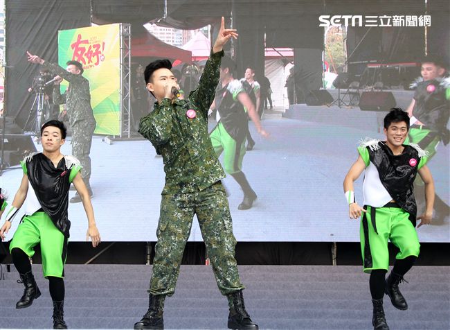 國防部支援天使心家族基金會「336愛奇兒日」活動，空軍直升機編隊、空軍樂儀隊、陸軍戰鼓、陸軍特戰戰技、海陸莒拳隊等表演。（記者邱榮吉/攝影）