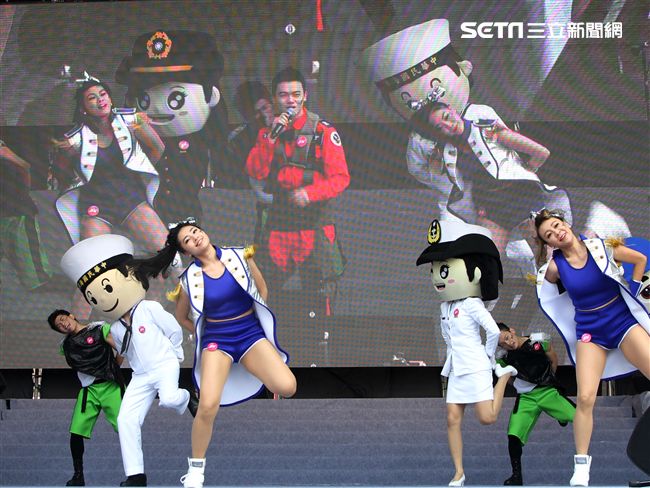 國防部支援天使心家族基金會「336愛奇兒日」活動，空軍直升機編隊、空軍樂儀隊、陸軍戰鼓、陸軍特戰戰技、海陸莒拳隊等表演。（記者邱榮吉/攝影）