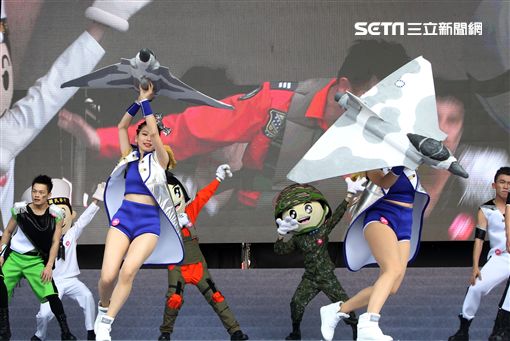 國防部支援天使心家族基金會「336愛奇兒日」活動，空軍直升機編隊、空軍樂儀隊、陸軍戰鼓、陸軍特戰戰技、海陸莒拳隊等表演。（記者邱榮吉/攝影）