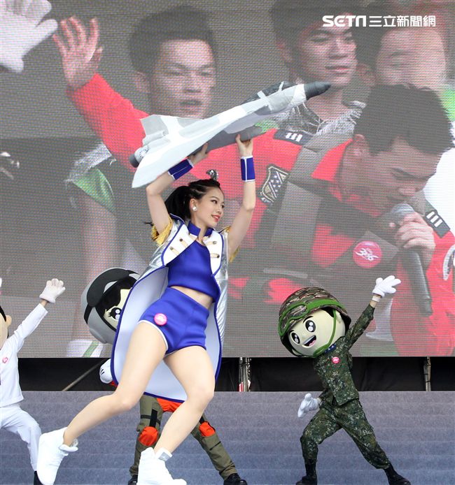 國防部支援天使心家族基金會「336愛奇兒日」活動，空軍直升機編隊、空軍樂儀隊、陸軍戰鼓、陸軍特戰戰技、海陸莒拳隊等表演。（記者邱榮吉/攝影）
