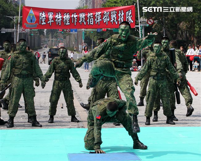 國防部支援天使心家族基金會「336愛奇兒日」活動，空軍直升機編隊、空軍樂儀隊、陸軍戰鼓、陸軍特戰戰技、海陸莒拳隊等表演。（記者邱榮吉/攝影）