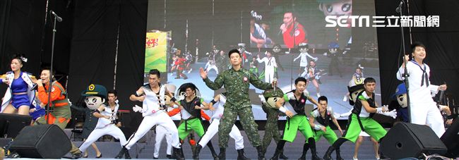 國防部支援天使心家族基金會「336愛奇兒日」活動，空軍直升機編隊、空軍樂儀隊、陸軍戰鼓、陸軍特戰戰技、海陸莒拳隊等表演。（記者邱榮吉/攝影）