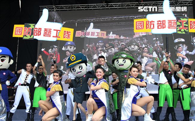 國防部支援天使心家族基金會「336愛奇兒日」活動，空軍直升機編隊、空軍樂儀隊、陸軍戰鼓、陸軍特戰戰技、海陸莒拳隊等表演。（記者邱榮吉/攝影）