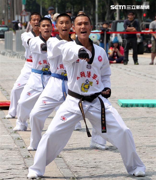 國防部支援天使心家族基金會「336愛奇兒日」活動，空軍直升機編隊、空軍樂儀隊、陸軍戰鼓、陸軍特戰戰技、海陸莒拳隊等表演。（記者邱榮吉/攝影）