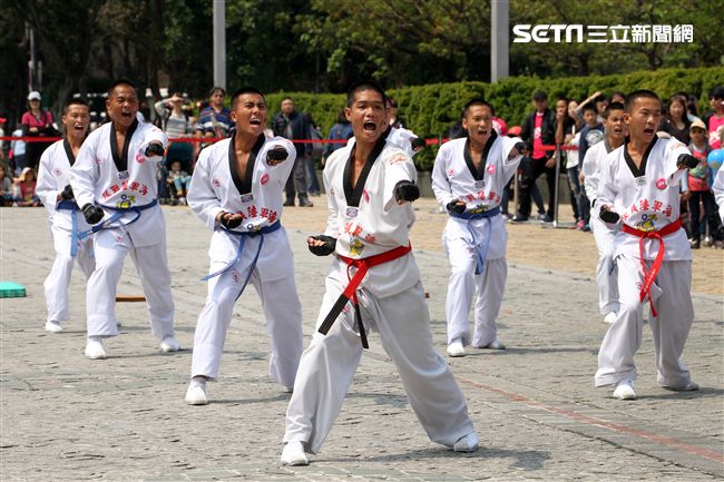 國防部支援天使心家族基金會「336愛奇兒日」活動，空軍直升機編隊、空軍樂儀隊、陸軍戰鼓、陸軍特戰戰技、海陸莒拳隊等表演。（記者邱榮吉/攝影）