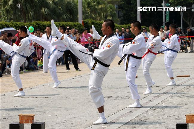 國防部支援天使心家族基金會「336愛奇兒日」活動，空軍直升機編隊、空軍樂儀隊、陸軍戰鼓、陸軍特戰戰技、海陸莒拳隊等表演。（記者邱榮吉/攝影）