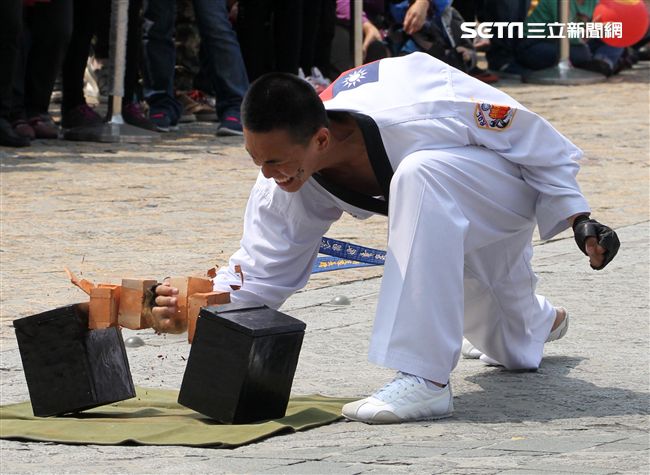 國防部支援天使心家族基金會「336愛奇兒日」活動，空軍直升機編隊、空軍樂儀隊、陸軍戰鼓、陸軍特戰戰技、海陸莒拳隊等表演。（記者邱榮吉/攝影）