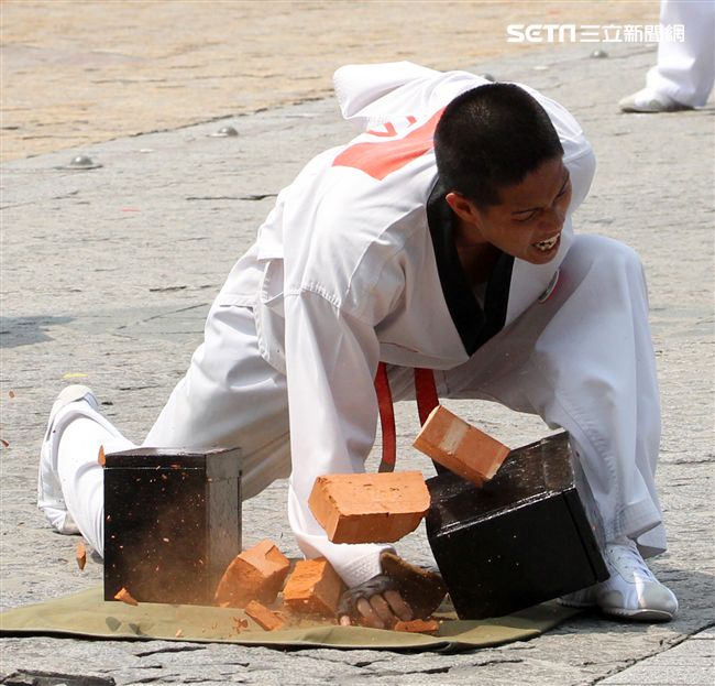 國防部支援天使心家族基金會「336愛奇兒日」活動，空軍直升機編隊、空軍樂儀隊、陸軍戰鼓、陸軍特戰戰技、海陸莒拳隊等表演。（記者邱榮吉/攝影）