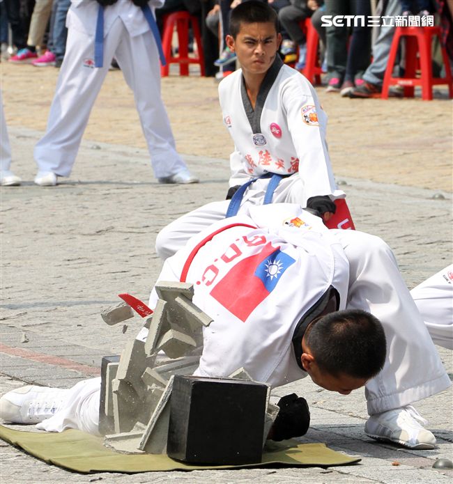 國防部支援天使心家族基金會「336愛奇兒日」活動，空軍直升機編隊、空軍樂儀隊、陸軍戰鼓、陸軍特戰戰技、海陸莒拳隊等表演。（記者邱榮吉/攝影）
