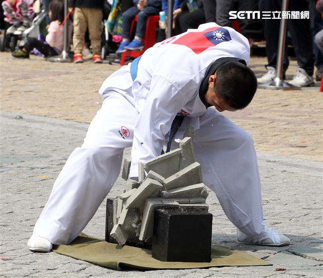 國防部支援天使心家族基金會「336愛奇兒日」活動，空軍直升機編隊、空軍樂儀隊、陸軍戰鼓、陸軍特戰戰技、海陸莒拳隊等表演。（記者邱榮吉/攝影）