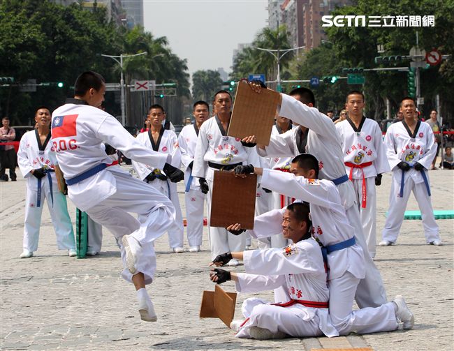 國防部支援天使心家族基金會「336愛奇兒日」活動，空軍直升機編隊、空軍樂儀隊、陸軍戰鼓、陸軍特戰戰技、海陸莒拳隊等表演。（記者邱榮吉/攝影）