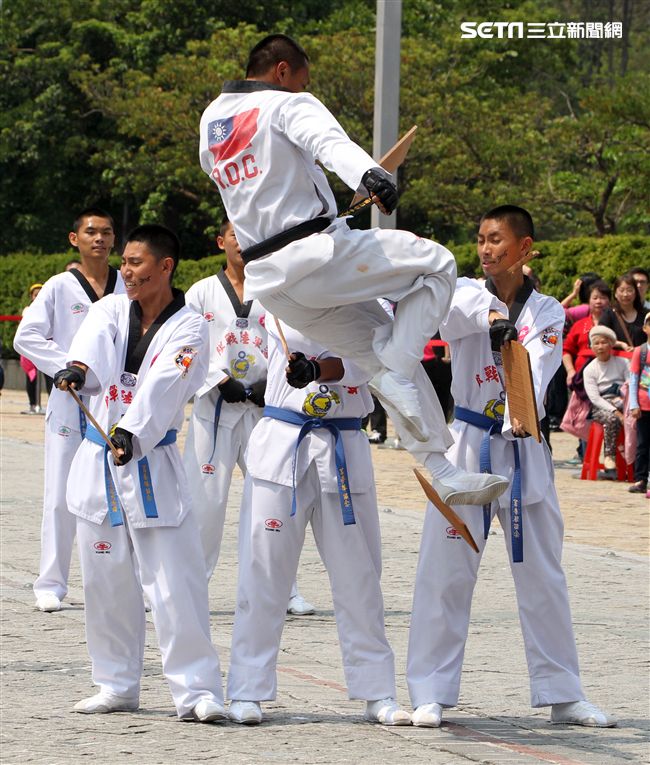 國防部支援天使心家族基金會「336愛奇兒日」活動，空軍直升機編隊、空軍樂儀隊、陸軍戰鼓、陸軍特戰戰技、海陸莒拳隊等表演。（記者邱榮吉/攝影）