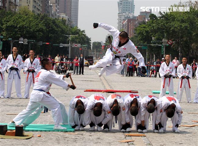 國防部支援天使心家族基金會「336愛奇兒日」活動，空軍直升機編隊、空軍樂儀隊、陸軍戰鼓、陸軍特戰戰技、海陸莒拳隊等表演。（記者邱榮吉/攝影）