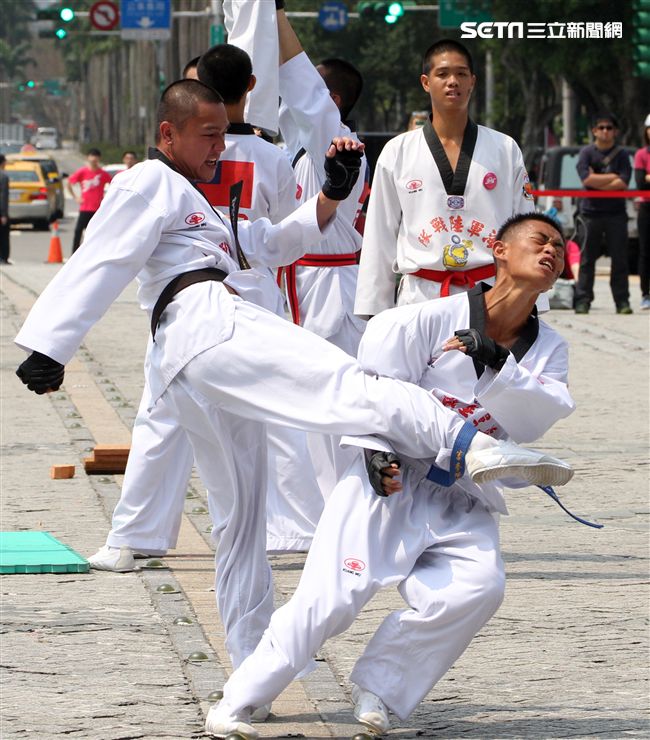 國防部支援天使心家族基金會「336愛奇兒日」活動，空軍直升機編隊、空軍樂儀隊、陸軍戰鼓、陸軍特戰戰技、海陸莒拳隊等表演。（記者邱榮吉/攝影）