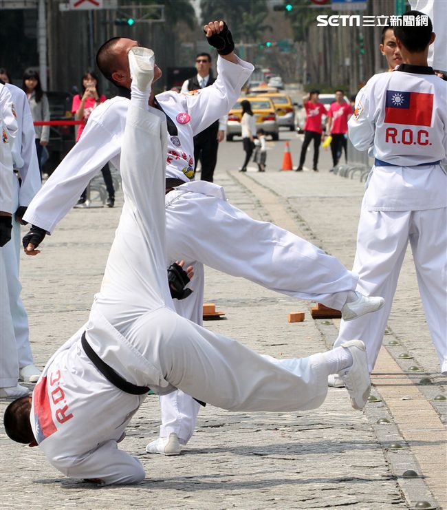 國防部支援天使心家族基金會「336愛奇兒日」活動，空軍直升機編隊、空軍樂儀隊、陸軍戰鼓、陸軍特戰戰技、海陸莒拳隊等表演。（記者邱榮吉/攝影）