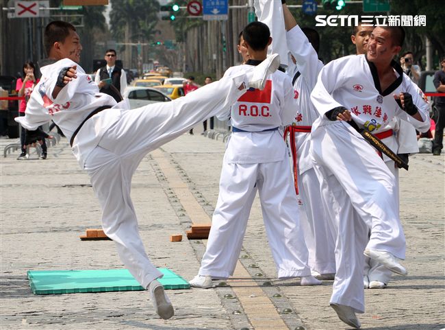國防部支援天使心家族基金會「336愛奇兒日」活動，空軍直升機編隊、空軍樂儀隊、陸軍戰鼓、陸軍特戰戰技、海陸莒拳隊等表演。（記者邱榮吉/攝影）