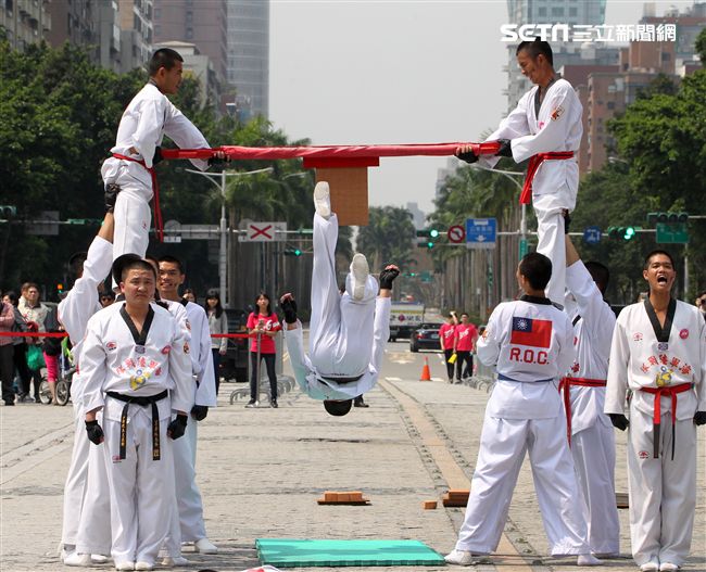 國防部支援天使心家族基金會「336愛奇兒日」活動，空軍直升機編隊、空軍樂儀隊、陸軍戰鼓、陸軍特戰戰技、海陸莒拳隊等表演。（記者邱榮吉/攝影）