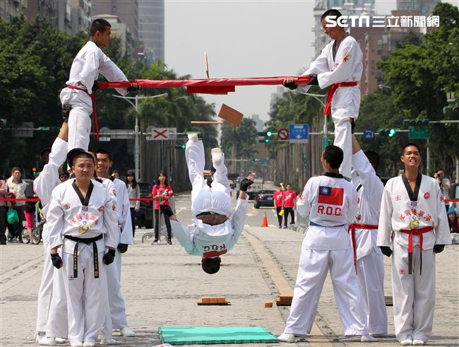 國防部支援天使心家族基金會「336愛奇兒日」活動，空軍直升機編隊、空軍樂儀隊、陸軍戰鼓、陸軍特戰戰技、海陸莒拳隊等表演。（記者邱榮吉/攝影）