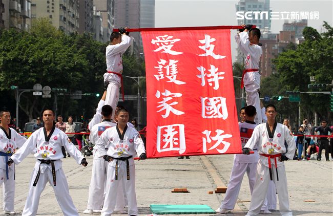 國防部支援天使心家族基金會「336愛奇兒日」活動，空軍直升機編隊、空軍樂儀隊、陸軍戰鼓、陸軍特戰戰技、海陸莒拳隊等表演。（記者邱榮吉/攝影）