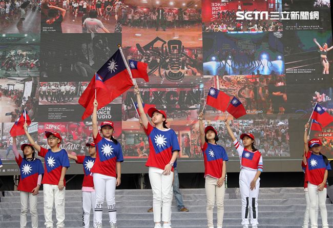 國防部支援天使心家族基金會「336愛奇兒日」活動，空軍直升機編隊、空軍樂儀隊、陸軍戰鼓、陸軍特戰戰技、海陸莒拳隊等表演。（記者邱榮吉/攝影）