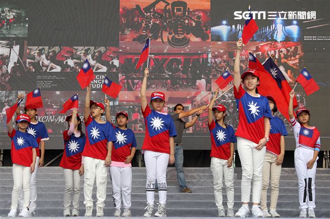 國防部支援天使心家族基金會「336愛奇兒日」活動，空軍直升機編隊、空軍樂儀隊、陸軍戰鼓、陸軍特戰戰技、海陸莒拳隊等表演。（記者邱榮吉/攝影）