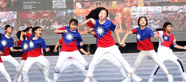 國防部支援天使心家族基金會「336愛奇兒日」活動，空軍直升機編隊、空軍樂儀隊、陸軍戰鼓、陸軍特戰戰技、海陸莒拳隊等表演。（記者邱榮吉/攝影）