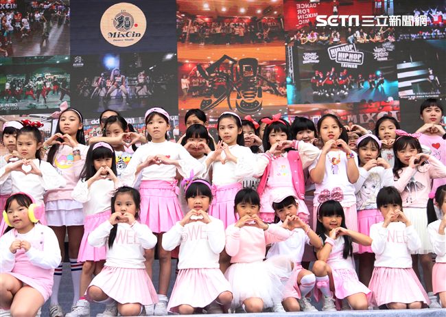 國防部支援天使心家族基金會「336愛奇兒日」活動，空軍直升機編隊、空軍樂儀隊、陸軍戰鼓、陸軍特戰戰技、海陸莒拳隊等表演。（記者邱榮吉/攝影）