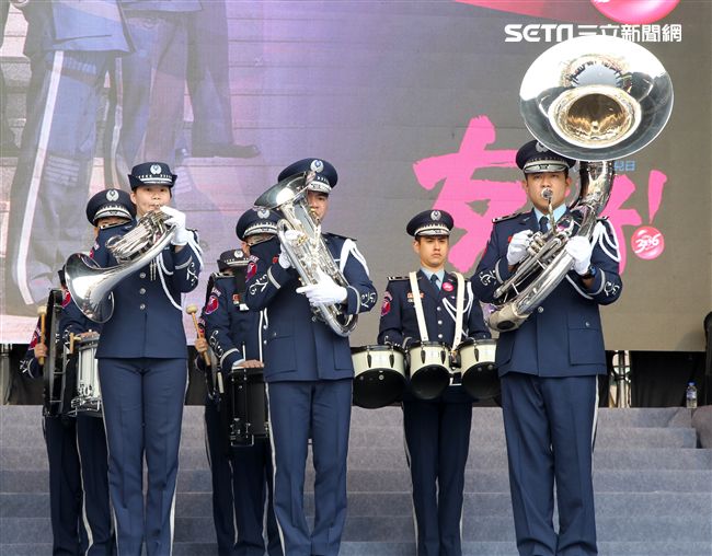 國防部支援天使心家族基金會「336愛奇兒日」活動，空軍直升機編隊、空軍樂儀隊、陸軍戰鼓、陸軍特戰戰技、海陸莒拳隊等表演。（記者邱榮吉/攝影）