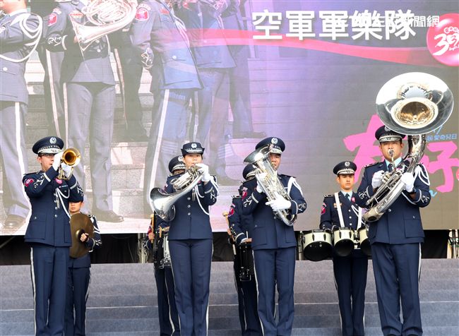 國防部支援天使心家族基金會「336愛奇兒日」活動，空軍直升機編隊、空軍樂儀隊、陸軍戰鼓、陸軍特戰戰技、海陸莒拳隊等表演。（記者邱榮吉/攝影）