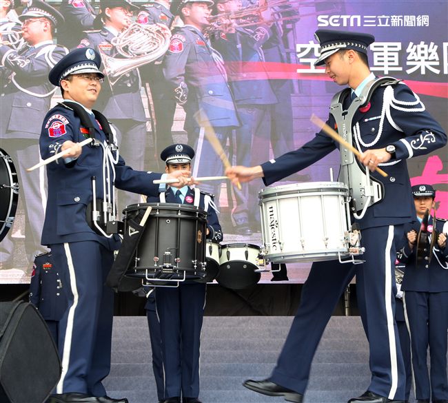 國防部支援天使心家族基金會「336愛奇兒日」活動，空軍直升機編隊、空軍樂儀隊、陸軍戰鼓、陸軍特戰戰技、海陸莒拳隊等表演。（記者邱榮吉/攝影）