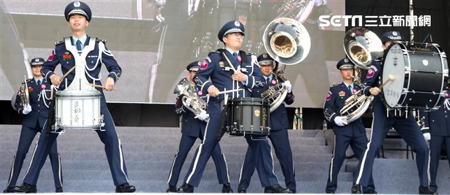 國防部支援天使心家族基金會「336愛奇兒日」活動，空軍直升機編隊、空軍樂儀隊、陸軍戰鼓、陸軍特戰戰技、海陸莒拳隊等表演。（記者邱榮吉/攝影）