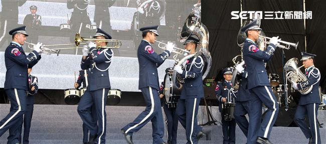 國防部支援天使心家族基金會「336愛奇兒日」活動，空軍直升機編隊、空軍樂儀隊、陸軍戰鼓、陸軍特戰戰技、海陸莒拳隊等表演。（記者邱榮吉/攝影）