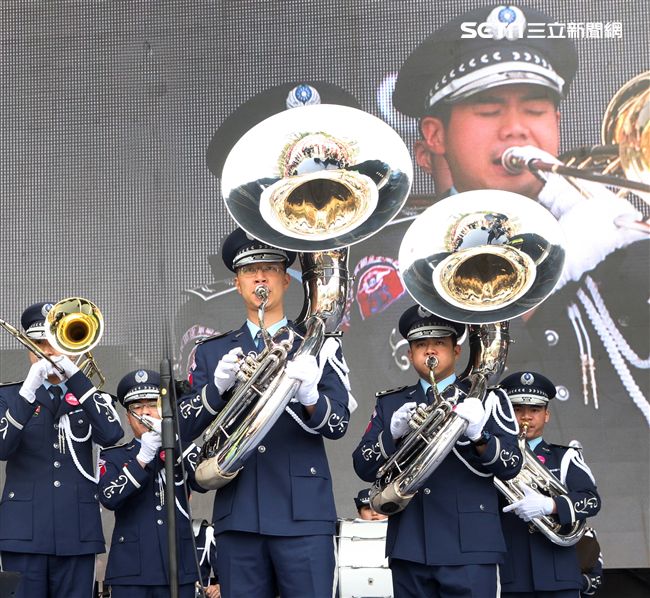 國防部支援天使心家族基金會「336愛奇兒日」活動，空軍直升機編隊、空軍樂儀隊、陸軍戰鼓、陸軍特戰戰技、海陸莒拳隊等表演。（記者邱榮吉/攝影）