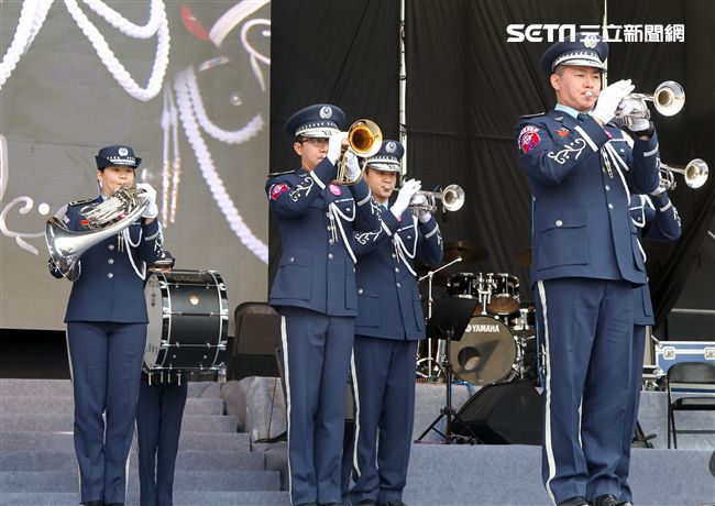 國防部支援天使心家族基金會「336愛奇兒日」活動，空軍直升機編隊、空軍樂儀隊、陸軍戰鼓、陸軍特戰戰技、海陸莒拳隊等表演。（記者邱榮吉/攝影）