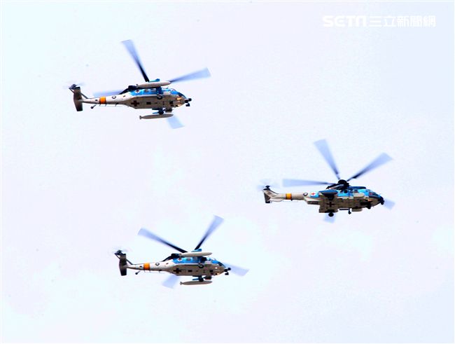 三架救護直升機進行編隊飛行，首次通過台北市政府府前廣場上空。（記者邱榮吉/攝影）

