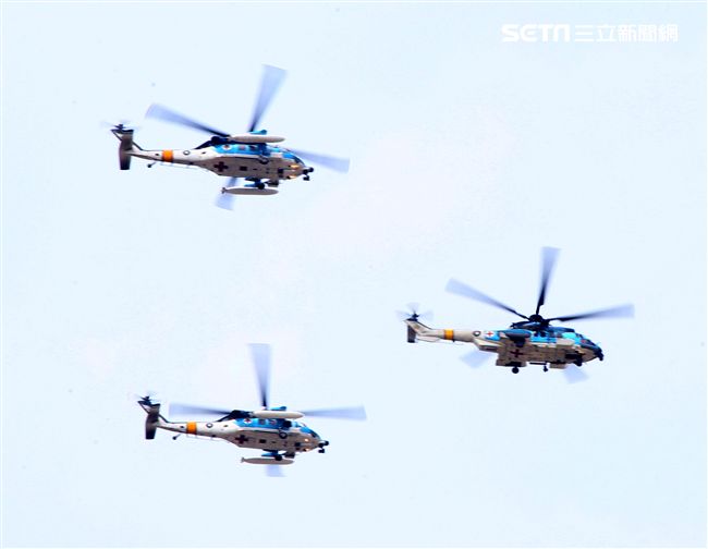 三架救護直升機進行編隊飛行，首次通過台北市政府府前廣場上空。（記者邱榮吉/攝影）

