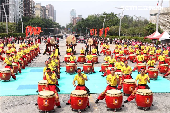 國防部支援天使心家族基金會「336愛奇兒日」活動，空軍直升機編隊、空軍樂儀隊、陸軍戰鼓、陸軍特戰戰技、海陸莒拳隊等表演。（記者邱榮吉/攝影）