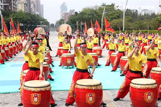國防部支援天使心家族基金會「336愛奇兒日」活動，空軍直升機編隊、空軍樂儀隊、陸軍戰鼓、陸軍特戰戰技、海陸莒拳隊等表演。（記者邱榮吉/攝影）