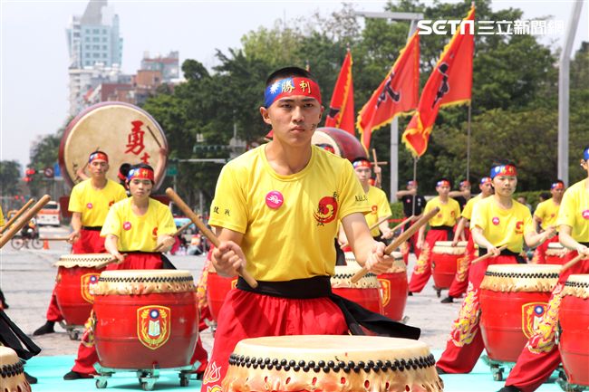 國防部支援天使心家族基金會「336愛奇兒日」活動，空軍直升機編隊、空軍樂儀隊、陸軍戰鼓、陸軍特戰戰技、海陸莒拳隊等表演。（記者邱榮吉/攝影）