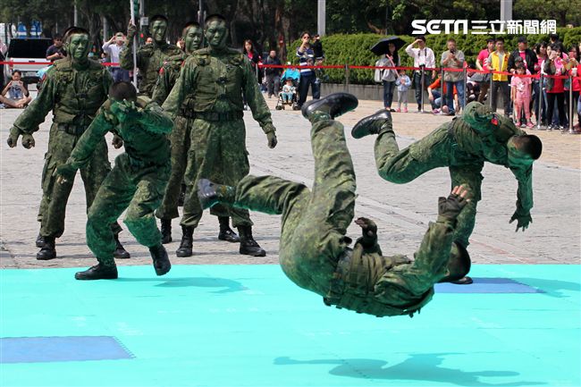 國防部支援天使心家族基金會「336愛奇兒日」活動，空軍直升機編隊、空軍樂儀隊、陸軍戰鼓、陸軍特戰戰技、海陸莒拳隊等表演。（記者邱榮吉/攝影）