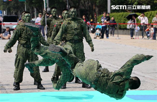 國防部支援天使心家族基金會「336愛奇兒日」活動，空軍直升機編隊、空軍樂儀隊、陸軍戰鼓、陸軍特戰戰技、海陸莒拳隊等表演。（記者邱榮吉/攝影）