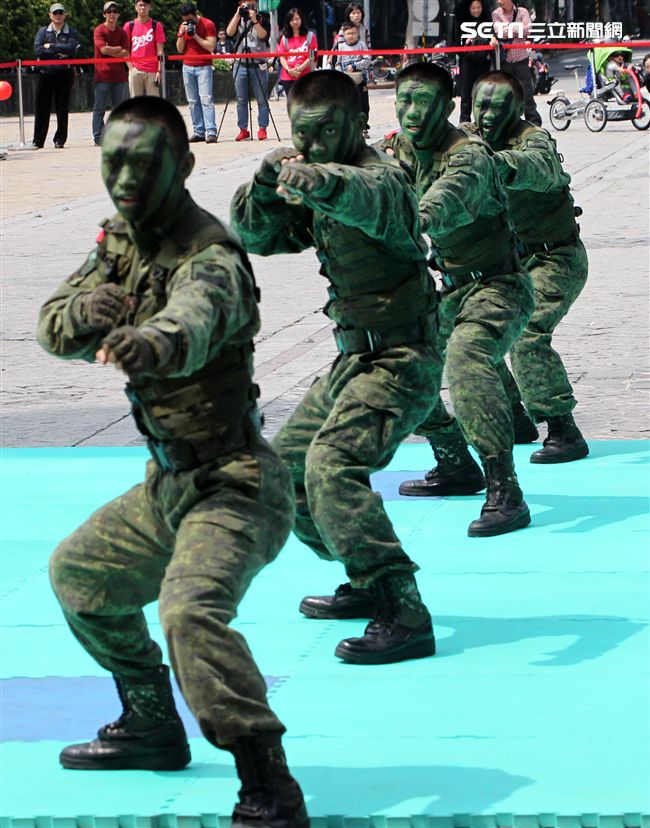 國防部支援天使心家族基金會「336愛奇兒日」活動，空軍直升機編隊、空軍樂儀隊、陸軍戰鼓、陸軍特戰戰技、海陸莒拳隊等表演。（記者邱榮吉/攝影）