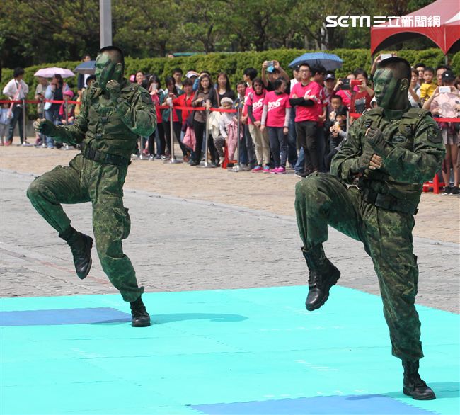 國防部支援天使心家族基金會「336愛奇兒日」活動，空軍直升機編隊、空軍樂儀隊、陸軍戰鼓、陸軍特戰戰技、海陸莒拳隊等表演。（記者邱榮吉/攝影）