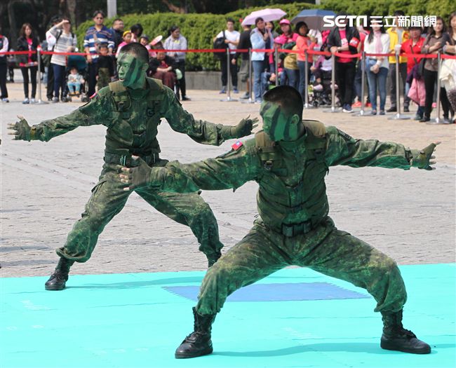 國防部支援天使心家族基金會「336愛奇兒日」活動，空軍直升機編隊、空軍樂儀隊、陸軍戰鼓、陸軍特戰戰技、海陸莒拳隊等表演。（記者邱榮吉/攝影）