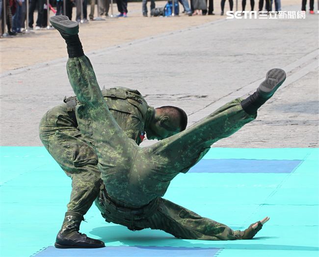 國防部支援天使心家族基金會「336愛奇兒日」活動，空軍直升機編隊、空軍樂儀隊、陸軍戰鼓、陸軍特戰戰技、海陸莒拳隊等表演。（記者邱榮吉/攝影）