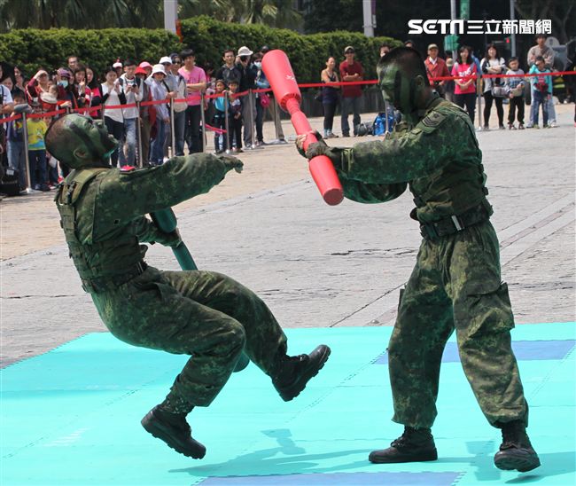 國防部支援天使心家族基金會「336愛奇兒日」活動，空軍直升機編隊、空軍樂儀隊、陸軍戰鼓、陸軍特戰戰技、海陸莒拳隊等表演。（記者邱榮吉/攝影）