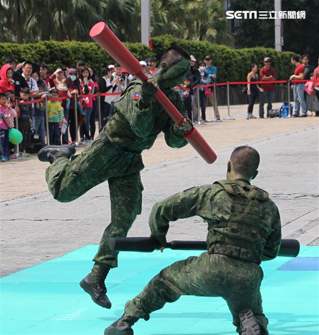 國防部支援天使心家族基金會「336愛奇兒日」活動，空軍直升機編隊、空軍樂儀隊、陸軍戰鼓、陸軍特戰戰技、海陸莒拳隊等表演。（記者邱榮吉/攝影）
