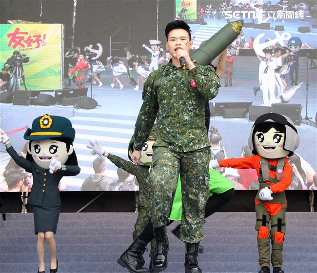 國防部支援天使心家族基金會「336愛奇兒日」活動，空軍直升機編隊、空軍樂儀隊、陸軍戰鼓、陸軍特戰戰技、海陸莒拳隊等表演。（記者邱榮吉/攝影）