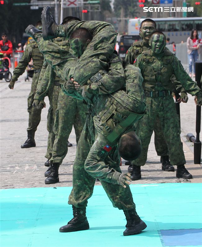 國防部支援天使心家族基金會「336愛奇兒日」活動，空軍直升機編隊、空軍樂儀隊、陸軍戰鼓、陸軍特戰戰技、海陸莒拳隊等表演。（記者邱榮吉/攝影）