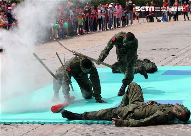 國防部支援天使心家族基金會「336愛奇兒日」活動，空軍直升機編隊、空軍樂儀隊、陸軍戰鼓、陸軍特戰戰技、海陸莒拳隊等表演。（記者邱榮吉/攝影）